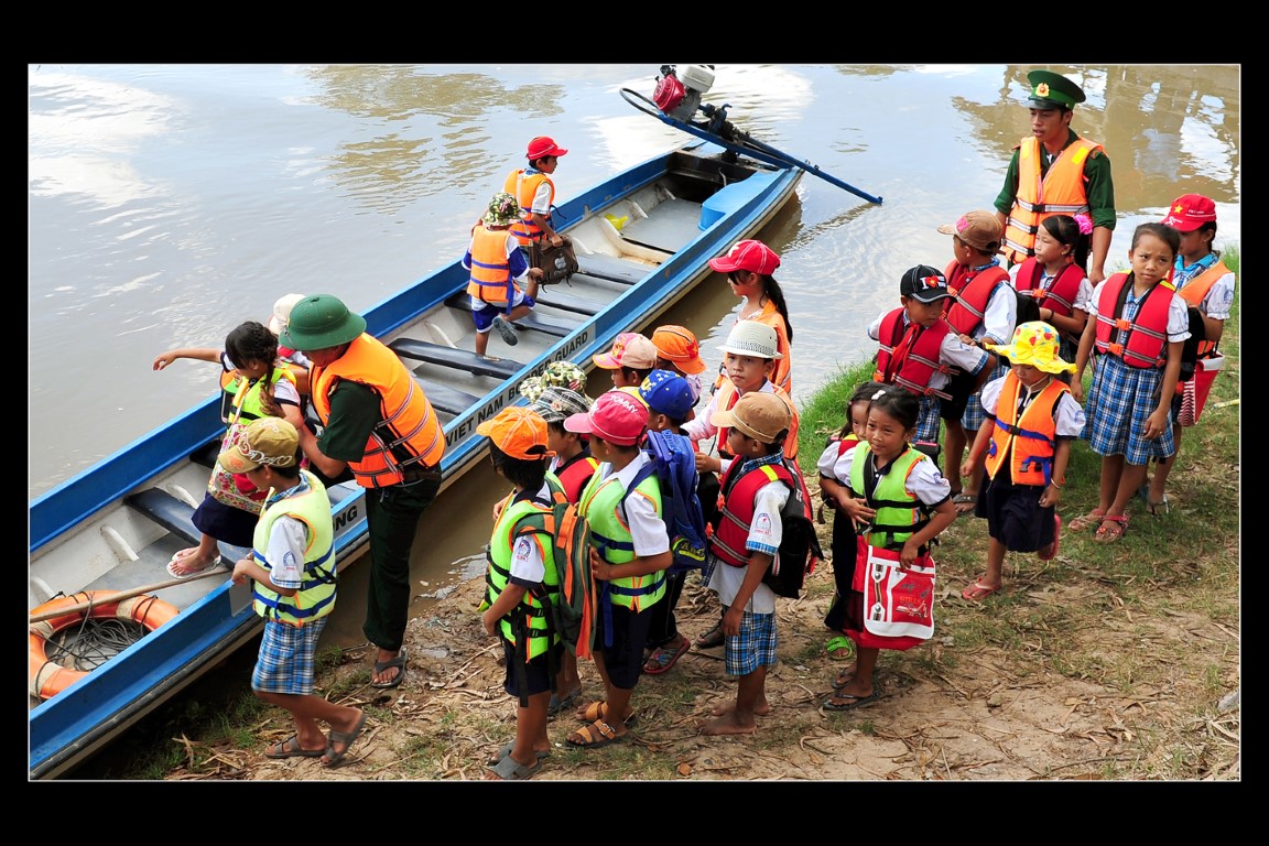 Giúp bé lên thuyền (Bộ ảnh: Bộ đội đưa trẻ em đến trường mùa lũ), Giải Nhất, Đoàn Thi Thơ (Tp. HCM)